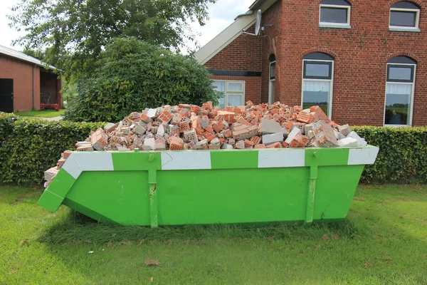 Geladen vuilnis dumpster — Stockfoto