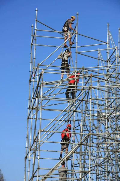 Groupe de travailleurs de l'échafaudage — Photo