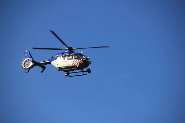 Velsen, 荷兰-Oktober, 第十五 2017: 警察直升机 — 图库照片