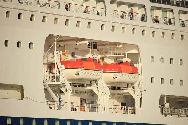 Velsen, Países Baixos - Oktober, 15 de 2017: Columbus of Cruise & Maritime Voyages, embarcações de segurança — Fotografia de Stock