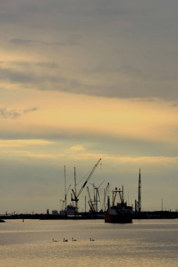 Velsen, Hollanda, 1 Mayıs 2017: gemi yelken Ijmuiden deniz kilit doğru. Yapım aşamasında dünyanın en büyük deniz kilit