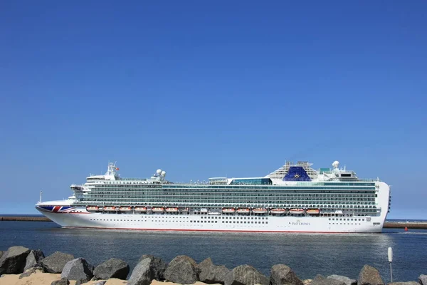 IJmuiden, Nederländerna-29 April 2017: Ventura P & O Cruises lämnar Ijmuiden — Stockfoto