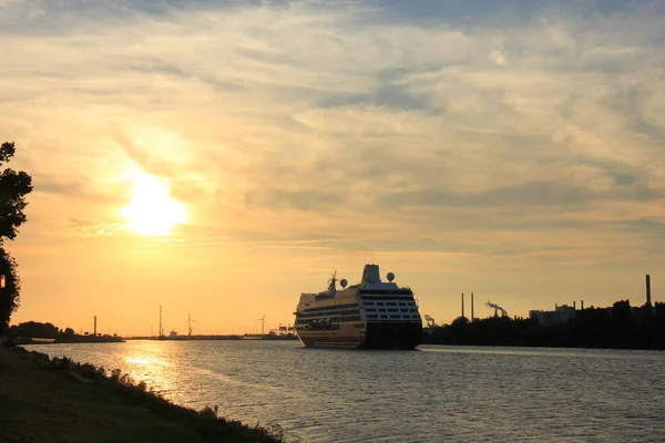 Velsen, Nederland - 27 augustus 2016: Azamara Quest — Stockfoto