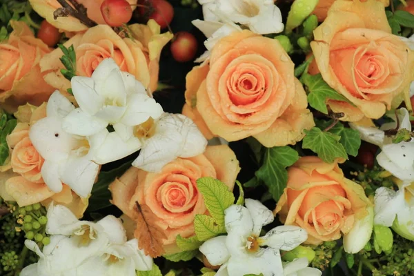 Gemengd roze en witte bruiloft regeling — Stockfoto