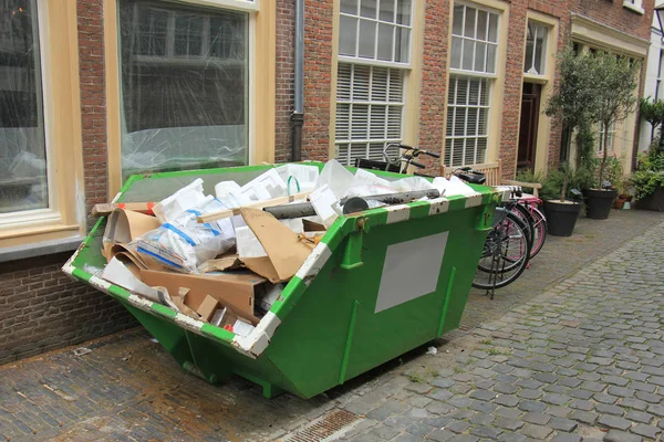 Ein beladener Müllcontainer — Stockfoto