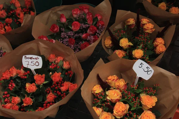 Rosas em um mercado de flores — Fotografia de Stock