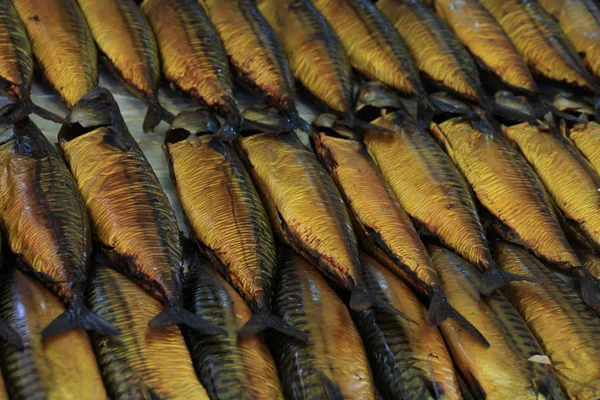 Smoked mackerel on market stall — Stock Photo, Image