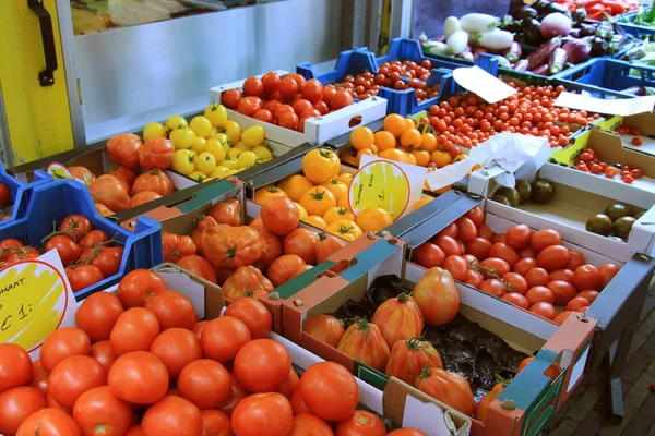 Freshtomatoes na trh stánek — Stock fotografie