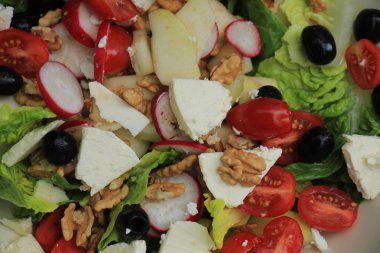 Karışık salata: peynir, meyve ve zeytin