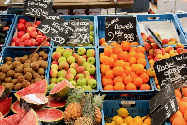 Färsk frukt på ett marknadsstånd — Stockfoto