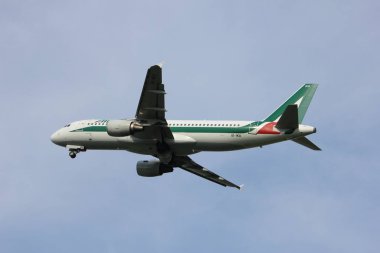 Amsterdam, Hollanda - 2 Haziran 2017: Ei-Iku Alitalia Airbus