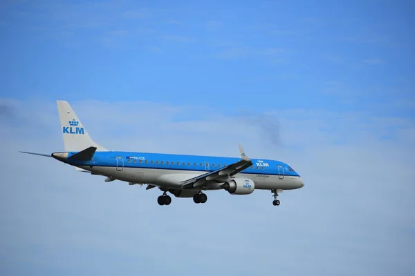 Ámsterdam, Países Bajos, 15 de julio de 2016: PH-EZR KLM Embraer — Foto de Stock