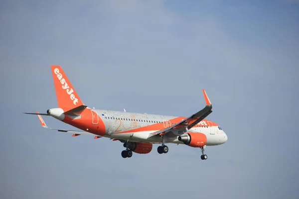 Ámsterdam, Países Bajos, 21 de julio de 2016: 20 aniversario del nacimiento de G-EZOX easyJet — Foto de Stock