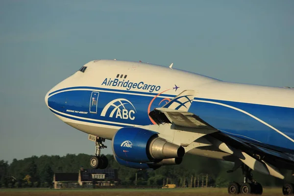 Amsterdam, Holland - 1 juni, 2017: VQ-BUU AirBridgeCargo Boeing - Stock-foto