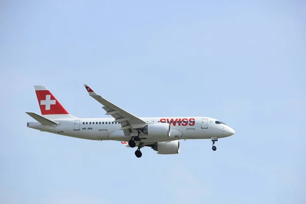 Амстердам, Нидерланды - 31 марта 2017 года: HB-JBA Swiss Bombardier — стоковое фото