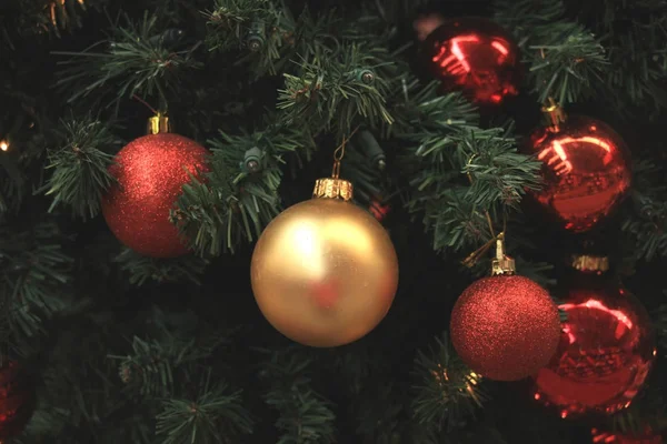 Κόκκινο και χρυσό, χριστουγεννιάτικα στολίδια — Φωτογραφία Αρχείου