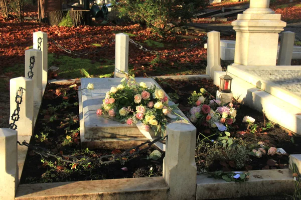 Flores funerárias em um túmulo — Fotografia de Stock