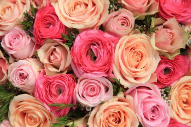 Karışık bir gelin buketinde pembe güller ve şakayıklar