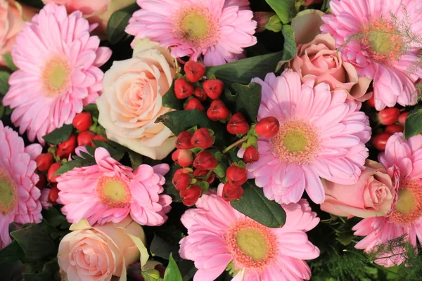 Gemengde Roze Bloemen Een Bloemige Bruiloft Decoratie — Stockfoto