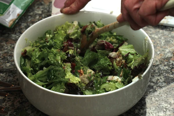 Uomo che prepara insalata verde — Foto Stock