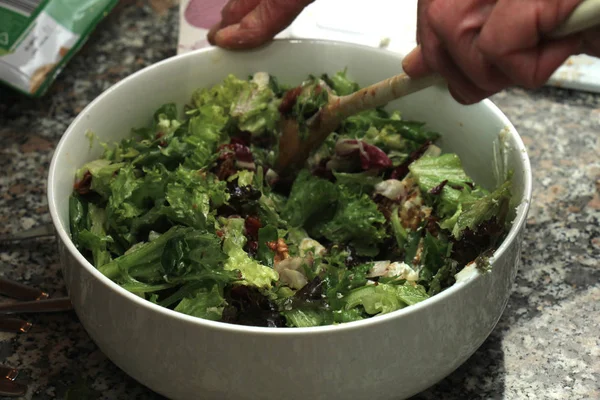 Hombre preparando ensalada verde —  Fotos de Stock