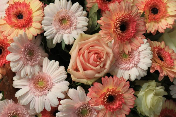 Bruiloft Arrangement Kleuren Roze Oranje Rozen Gerbers — Stockfoto