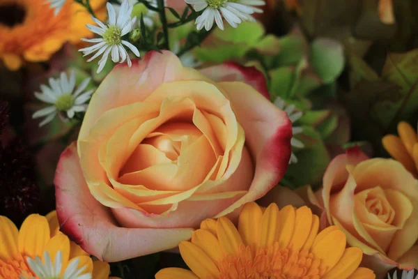 Gelbe Und Weiße Hochzeitsblumen Gelbe Gerber Und Rosen Und Weiße — Stockfoto