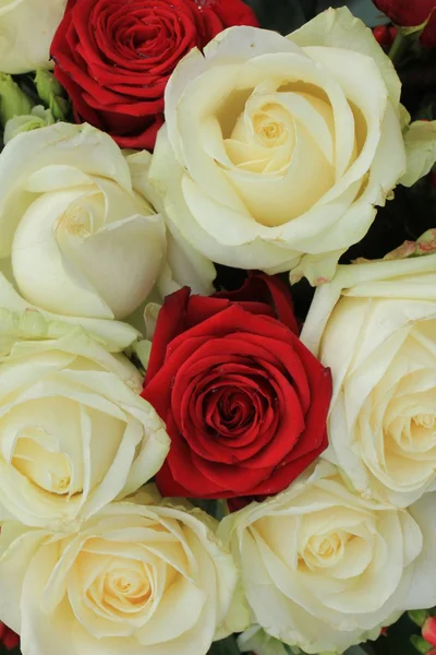 Roses Rouges Blanches Dans Bouquet Mariée — Photo