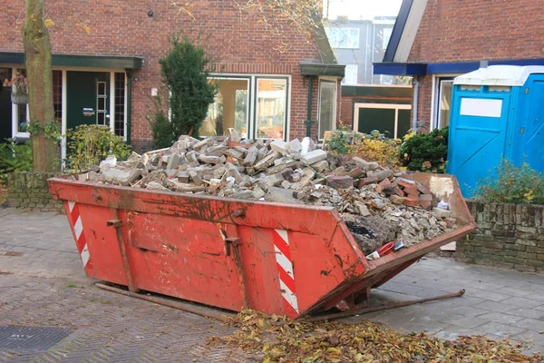 Caricato Cassonetto Vicino Cantiere Ristrutturazione Casa — Foto Stock