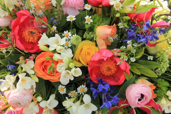 様々な明るい色の混合春の花束 — ストック写真