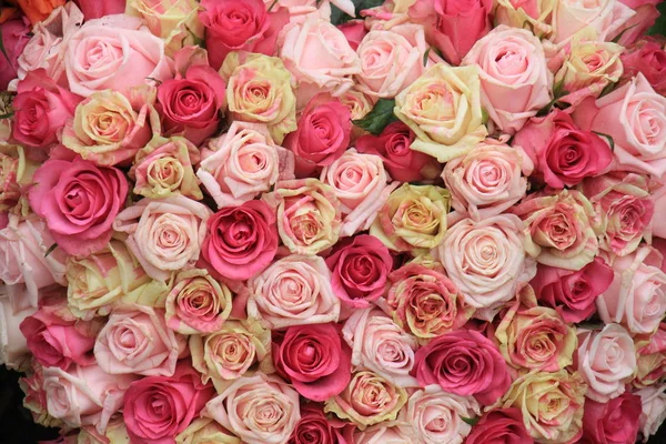 花の結婚式の装飾で混合ピンクのバラ — ストック写真