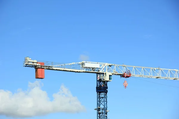 一处建筑工地的高大建筑起重机 — 图库照片