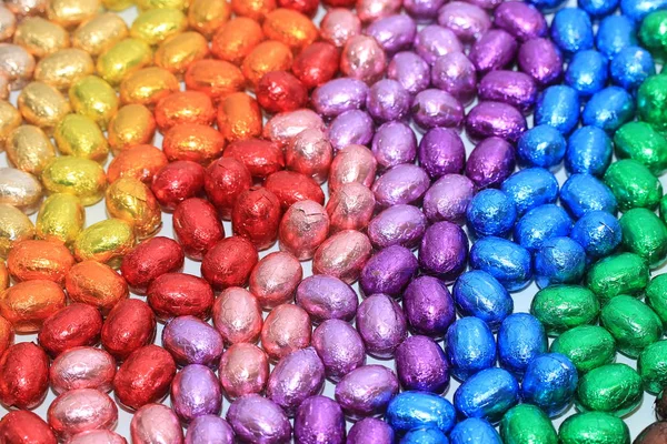Bir Grup Folyo Sarılıp Gökkuşağı Renklerine Bürünmüş Çikolatalı Yumurta — Stok fotoğraf