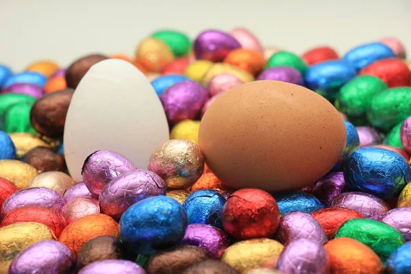 Chocolate e ovos de Páscoa de galinha — Fotografia de Stock