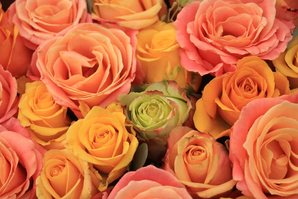 Gul Orange Och Rosa Rosor Blomsterarrangemang Bröllop — Stockfoto