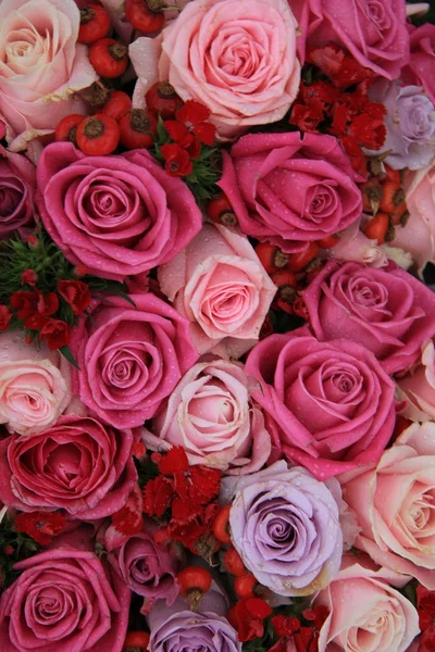Arreglo Floral Nupcial Varios Tonos Rosa Púrpura Mezclado Con Bayas —  Fotos de Stock