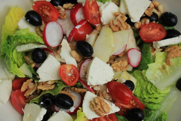 Salada mista: queijo, frutas e azeitonas — Fotografia de Stock