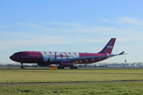 Amsterdão Países Baixos - 7 de janeiro de 2018: TF-WOW Airbus — Fotografia de Stock