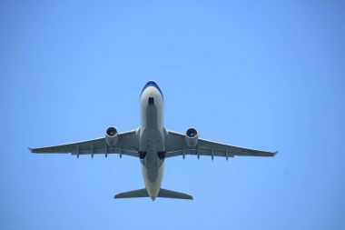 Amsterdam Hollanda - 15 Ekim 2017: B-6526 Çin Güney Hava Yolları'nın Airbus A330-200 kalkış Aalsmeerbaan pist, Amsterdam Airport Schiphol üzerinden