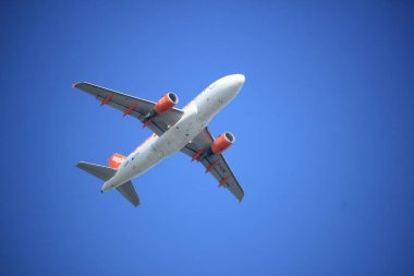 Amsterdam Hollanda - 15 Ekim 2017: G-Ezik easyjet Airbus A319-100 kalkış Aalsmeerbaan pist, Amsterdam Airport Schiphol üzerinden
