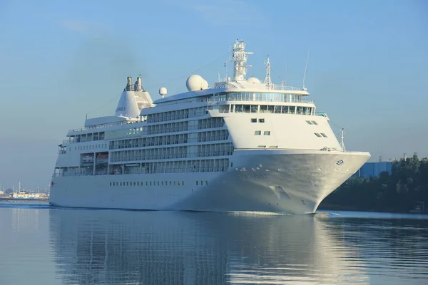 Велсен, Нидерланды - 18 июня 2017: Серебряный шепот - Silversea Cruises — стоковое фото