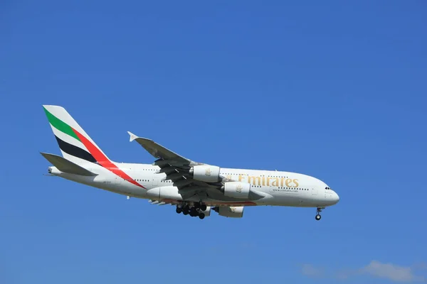 Amsterdam the Netherlands - 9 Juli 2017: A6-EUA Emirates Airbus A380-800 — Stok Foto