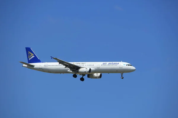 Амстердам, Нідерланди - 2017 9 липня: P4 НАН повітря Астана Airbus A321-200 — стокове фото