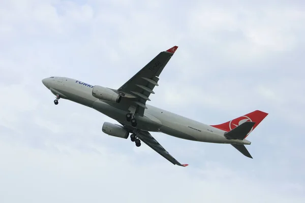 Amsterdam Países Bajos - 6 de julio de 2017: TC-JOU Turkish Airlines Airbus A330 — Foto de Stock