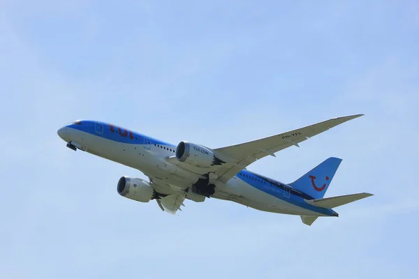 Amsterdam the Netherlands - 9. Juli 2017: ph-tfl tui airlines 787-8 dreamliner — Stockfoto