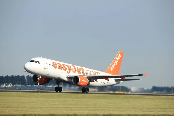 Amsterdam Países Baixos - 6 de julho de 2017: G-EZWF easyJet Airbus A320 — Fotografia de Stock