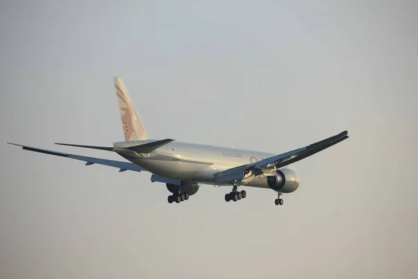 Ámsterdam Países Bajos - 14 de enero de 2018: A7-BFK Qatar Airways Cargo — Foto de Stock