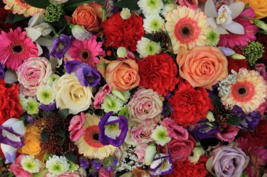 Renkli düğün çiçekleri