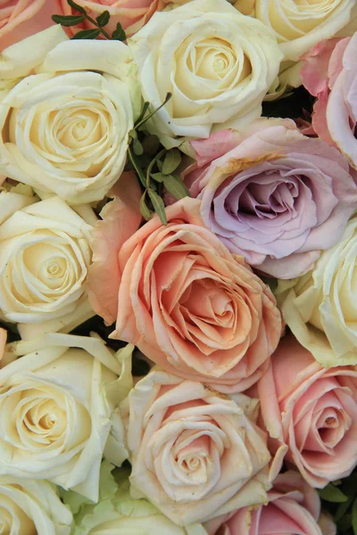 Rosas pastel em um arranjo de casamento — Fotografia de Stock