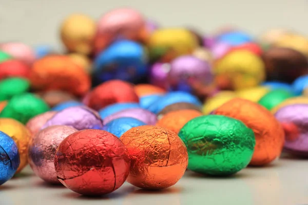 Uova di Pasqua al cioccolato colorate — Foto Stock